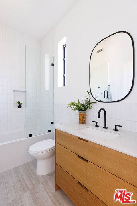 1624 Micheltorena Street, Los Angeles CA: https://media.crmls.org/mediaz/b04e37b4-be2a-4295-a70b-f0c3fd9bd5f9.jpg