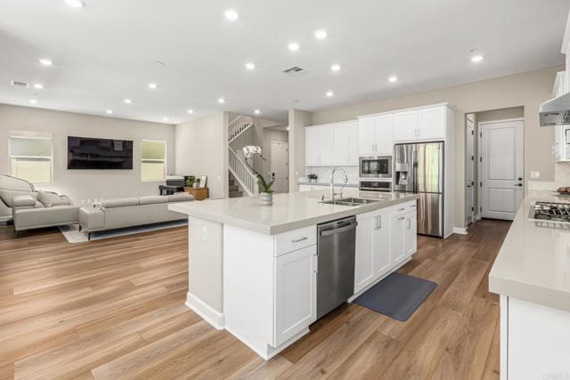 Detail Gallery Image 10 of 44 For 675 Westbrook Loop, San Marcos,  CA 92078 - 5 Beds | 4/1 Baths