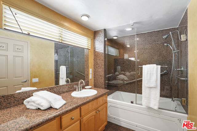 25200 Malibu Road, Malibu CA: https://media.crmls.org/mediaz/b04f1613-b58e-4179-8469-83cfcb940a5b.jpg