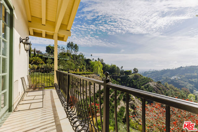 1401 Bel Air Road, Los Angeles CA: https://media.crmls.org/mediaz/b04f1ecc-3e34-4340-9dc0-76a89b4ac6b8.jpg