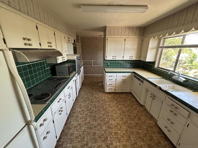 1333 El Rey Ave, El Cajon CA: https://media.crmls.org/mediaz/b04fa63e-d1bd-4706-8088-c0ef155b6d0e.jpg