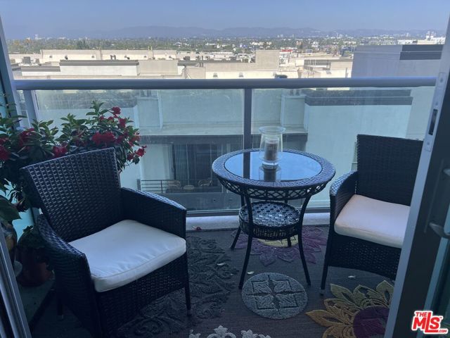 13700 Marina Pointe Drive, Marina del Rey CA: https://media.crmls.org/mediaz/b04fc59f-f6a6-4404-a8a0-cc262aeb5eb8.jpg