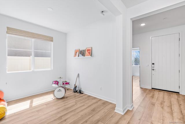 35111 Cooper Pl, Fallbrook CA: https://media.crmls.org/mediaz/b052801a-67d5-4f83-a73b-e0fbfc74ba77.jpg