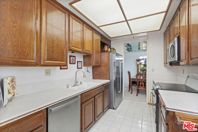 2102 Century Park Lane, Los Angeles CA: https://media.crmls.org/mediaz/b052e8bf-31df-410c-b6f5-17a3b41f88b5.jpg