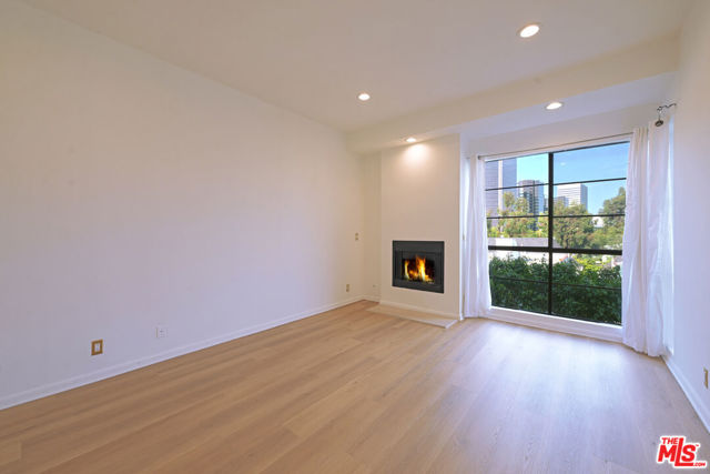 234 S Gale Drive, Beverly Hills CA: https://media.crmls.org/mediaz/b0534aab-561d-4648-a676-4e4583e021f4.jpg