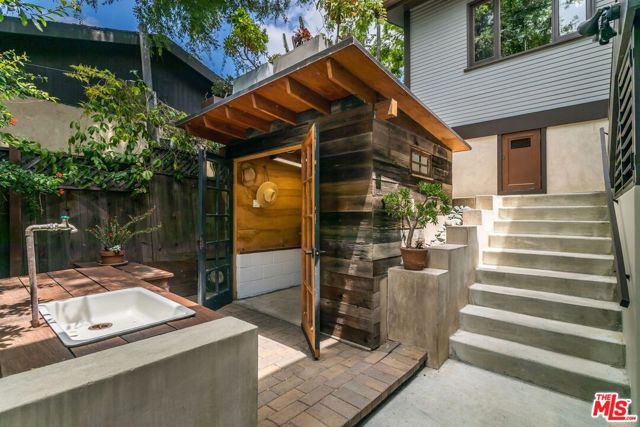 1409 Waterloo Street, Los Angeles CA: https://media.crmls.org/mediaz/b053c6a8-92cd-477e-9b55-c0635eed8573.jpg