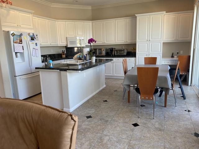 Detail Gallery Image 5 of 7 For 10992 Clovehurst Way, San Diego,  CA 92130 - 5 Beds | 3 Baths