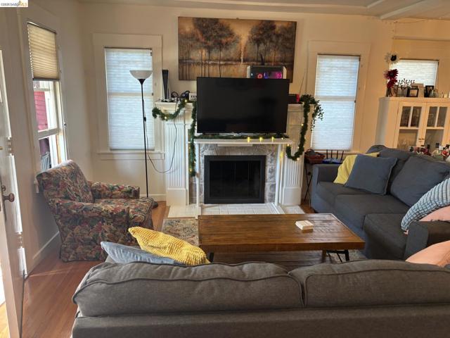1024 Elsinore Ave, Oakland CA: https://media.crmls.org/mediaz/b05548e5-3c90-4a38-a079-9cff1f2c7e88.jpg