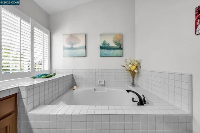 1618 Brush Creek Place, Danville CA: https://media.crmls.org/mediaz/b0562ba0-ad79-4f9a-a29e-2cad2c9a44d1.jpg