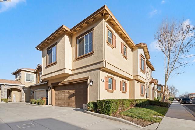 248 Alta St, Brentwood CA: https://media.crmls.org/mediaz/b056712a-c6cd-400d-ab8b-70fa837a5961.jpg
