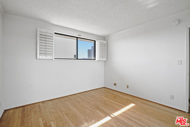 10966 Rochester Avenue, Los Angeles CA: https://media.crmls.org/mediaz/b05725b0-2c9f-46a4-87a2-114228d412bd.jpg