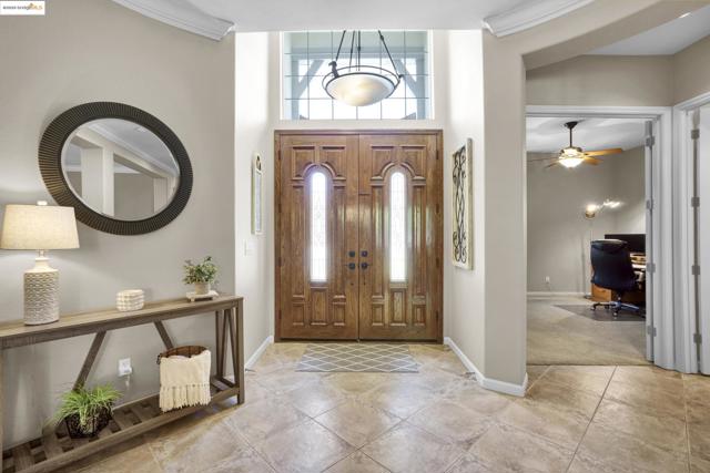 1117 Teal Ct, Brentwood CA: https://media.crmls.org/mediaz/b05838ce-dbd1-4482-9bea-c8877d7ad962.jpg