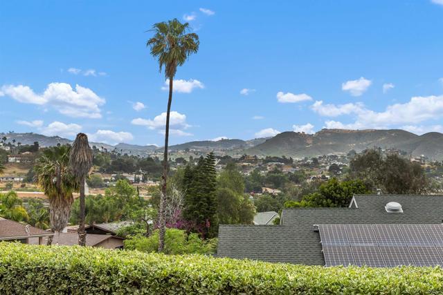 220 Journeys End, Vista CA: https://media.crmls.org/mediaz/b0585294-1974-4e13-90b0-10f0a5c0e4d6.jpg