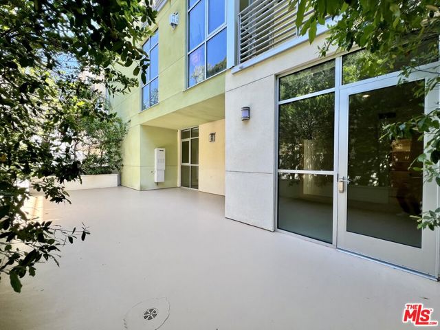 11715 W BELLAGIO Road, Los Angeles CA: https://media.crmls.org/mediaz/b058d30d-1736-466e-8437-9a5a500e4552.jpg
