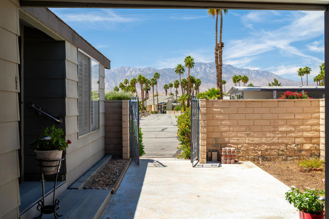 14 International Boulevard, Rancho Mirage CA: https://media.crmls.org/mediaz/b059e2ee-61a3-43bf-a083-98b7cbfb662a.jpg