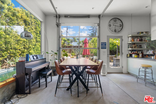 550 Indiana Avenue, Venice CA: https://media.crmls.org/mediaz/b059fbea-a1eb-40ac-a153-7345dd12d61a.jpg