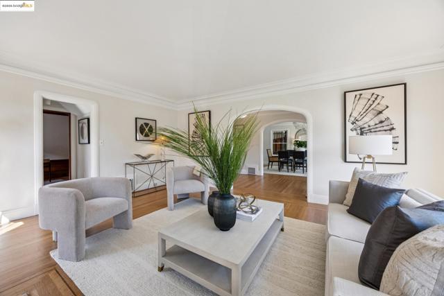 700 Longridge Rd, Oakland CA: https://media.crmls.org/mediaz/b05afe58-36b9-4c4c-8c4c-34022f4b58eb.jpg