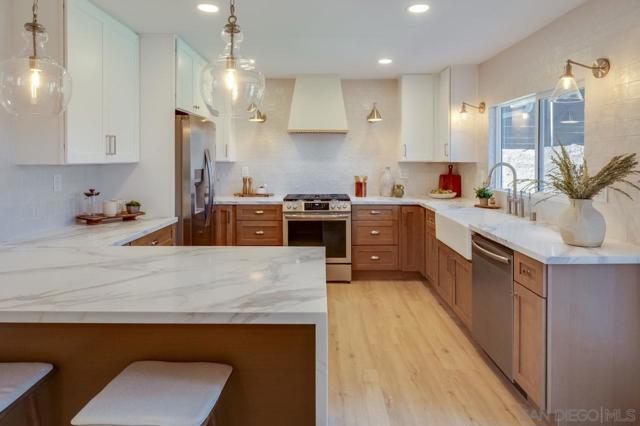 11384 Almazon St, San Diego CA: https://media.crmls.org/mediaz/b05b0887-aead-442e-99f1-198377dc1643.jpg