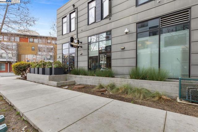 1121 40th Street, Emeryville CA: https://media.crmls.org/mediaz/b05b08c9-dbc7-4435-acf9-95e4e5618502.jpg
