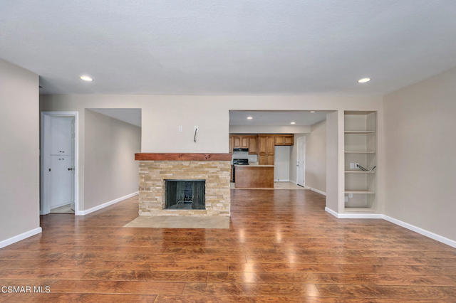560 Randy Drive, Newbury Park CA: https://media.crmls.org/mediaz/b05b89cf-ba8d-447d-abbf-de63ff5a4064.jpg
