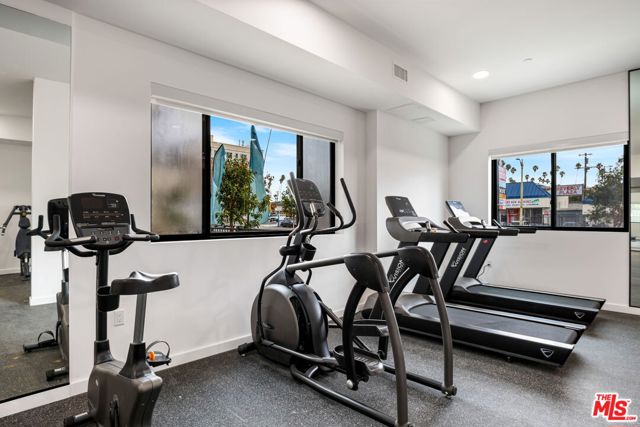 3977 Beverly Boulevard, Los Angeles CA: https://media.crmls.org/mediaz/b05d5ec8-3000-4229-82f7-0f2c84f11f7f.jpg