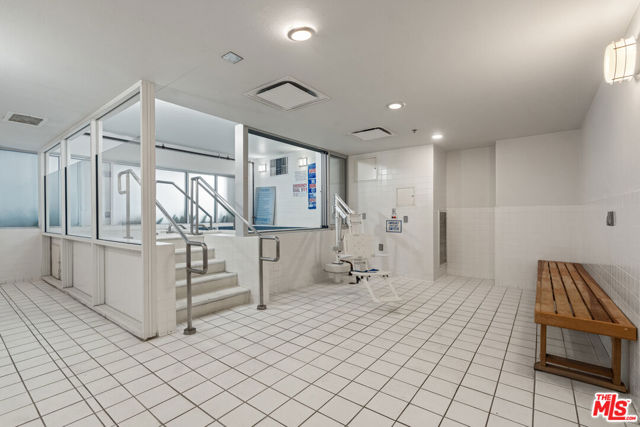 4050 Glencoe Avenue, Marina del Rey CA: https://media.crmls.org/mediaz/b05f584c-1e77-44d7-ac7e-ae31e49ffba1.jpg