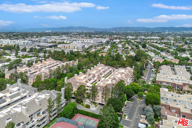 4342 Redwood Avenue, Marina del Rey CA: https://media.crmls.org/mediaz/b0603cca-0006-4deb-97c1-a60cb3ad85a5.jpg