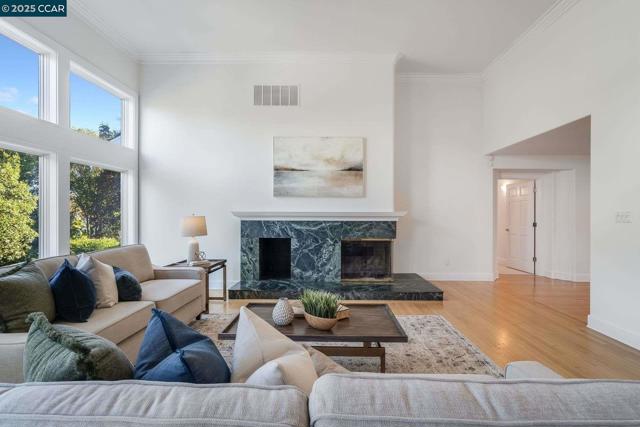 33 Altamount Drive, Orinda CA: https://media.crmls.org/mediaz/b06066a6-b763-46e6-82a7-0f832cf1a51d.jpg