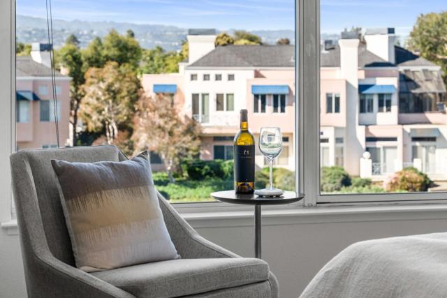 600 Baltic Circle, Redwood City CA: https://media.crmls.org/mediaz/b060d167-5a76-4f4c-90e5-58123fd346fb.jpg