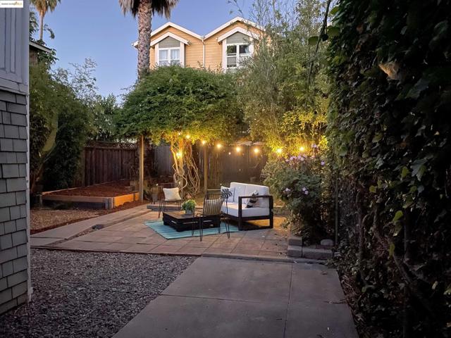 2002 Chestnut St, Oakland CA: https://media.crmls.org/mediaz/b0620188-813e-460b-a22f-608fbe532c92.jpg