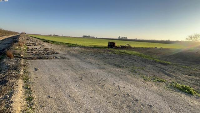 1290 Orange Ave, Patterson CA: https://media.crmls.org/mediaz/b06202dc-09bd-42c2-9547-23fff14c45df.jpg
