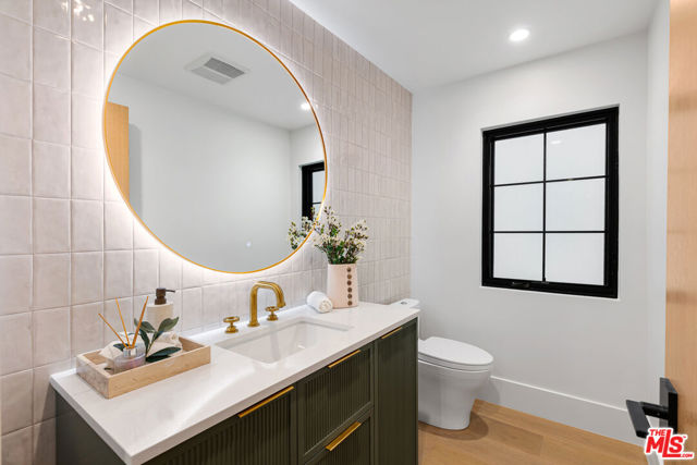 2565 Patricia Avenue, Los Angeles CA: https://media.crmls.org/mediaz/b062380d-881a-45ad-9c74-9adf4e2b4fd2.jpg
