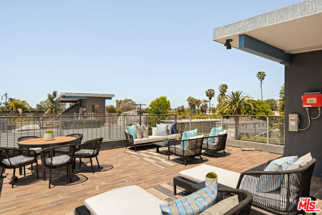 621 San Juan Avenue, Venice CA: https://media.crmls.org/mediaz/b06270ee-4fd9-40ac-b66b-00d96335dab4.jpg