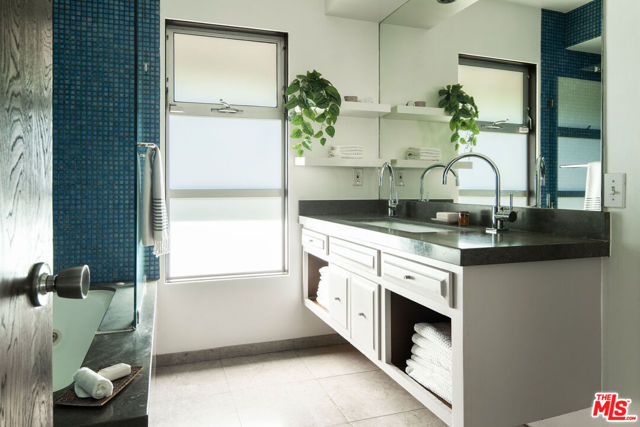 2220 Richland Avenue, Los Angeles CA: https://media.crmls.org/mediaz/b06419ab-fed7-4ce4-97d3-904bf623671a.jpg