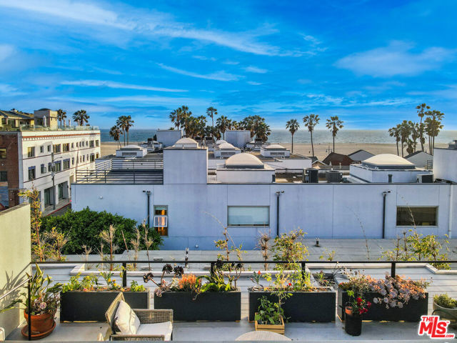 25 Brooks Avenue, Venice CA: https://media.crmls.org/mediaz/b0641cf4-3694-4744-be0b-4bd9c03bdfcb.jpg