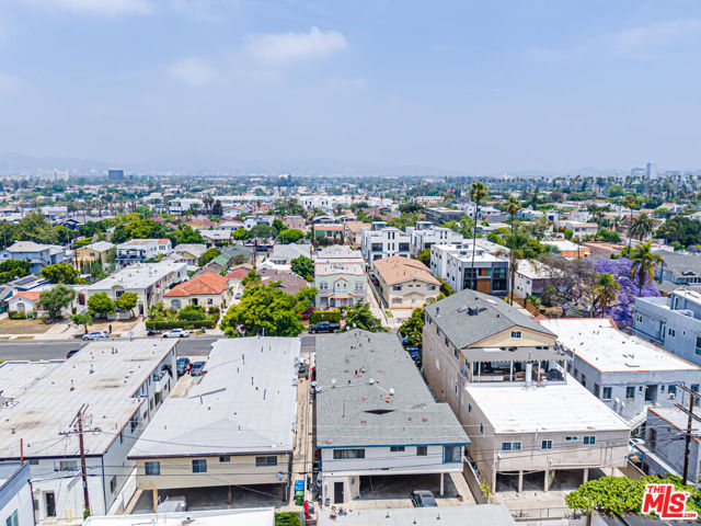 4546 W 17th Street, Los Angeles CA: https://media.crmls.org/mediaz/b0648f05-d80b-4b8a-8476-c0c5623f09cd.jpg