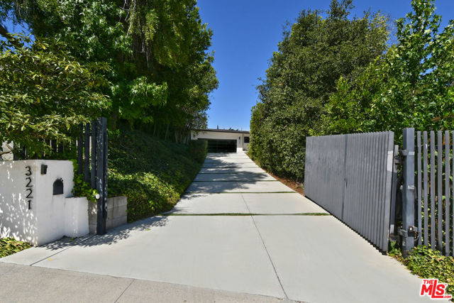 3221 Elvido Drive, Los Angeles CA: https://media.crmls.org/mediaz/b065a2a7-2ecb-4394-8c89-7ca8caba5235.jpg