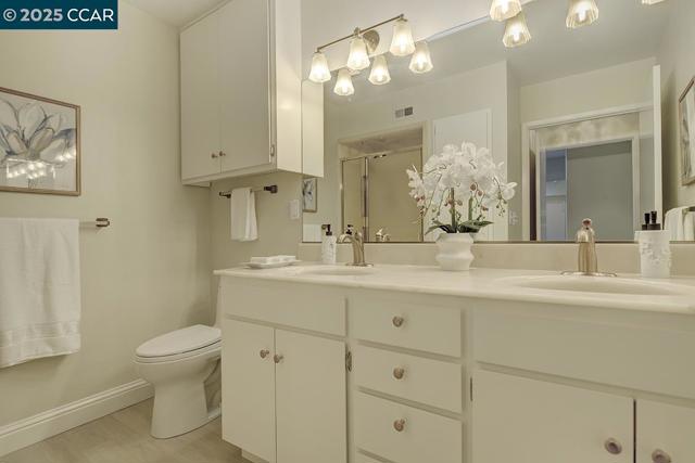 2900 Tice Creek Dr, Walnut Creek CA: https://media.crmls.org/mediaz/b0666d5e-5d9c-4b03-88dc-1d45149bbec8.jpg