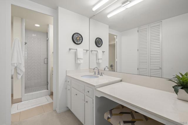 939 Coast Blvd, La Jolla CA: https://media.crmls.org/mediaz/b0693b24-d114-4669-a4d6-77642f1ea80f.jpg
