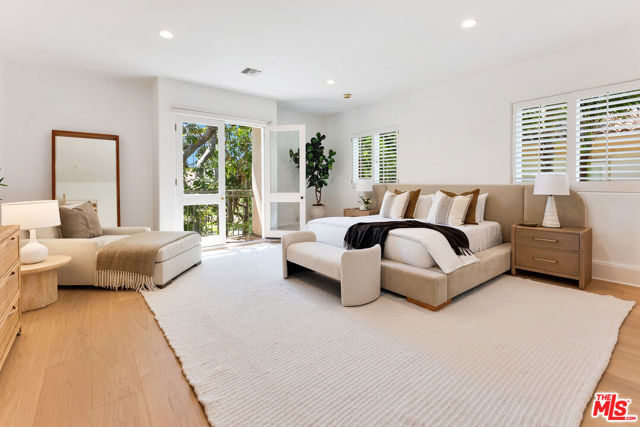 812 N Bedford Drive, Beverly Hills CA: https://media.crmls.org/mediaz/b0697f36-aefc-4c3a-afc8-606a301f809a.jpg