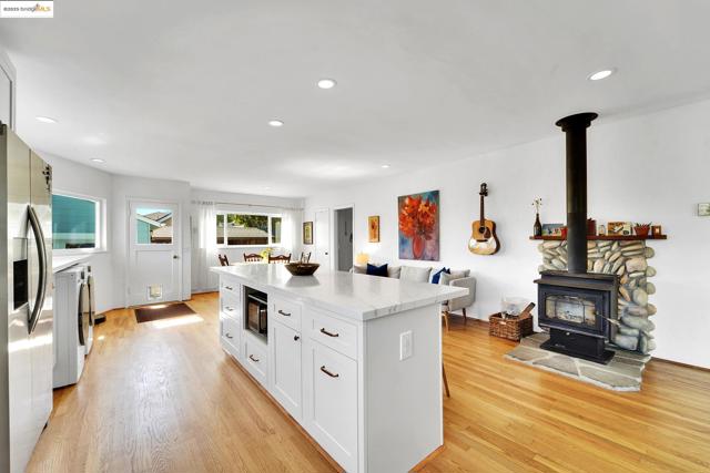 725 Trevethan Ave, Santa Cruz CA: https://media.crmls.org/mediaz/b06a4799-6e4c-4c52-9e00-4b722e8cda64.jpg