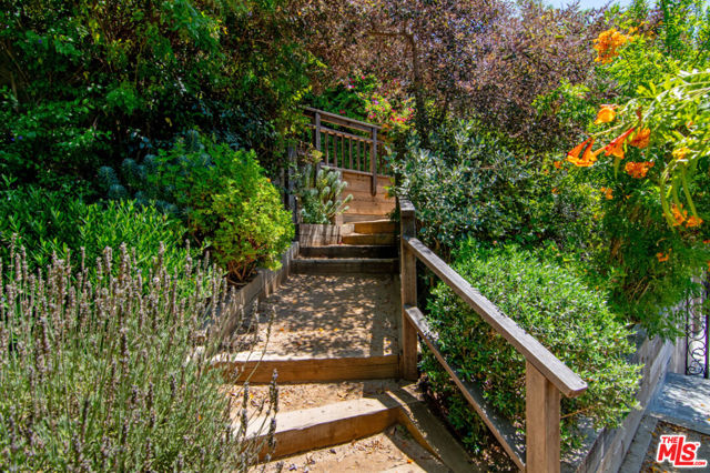 3908 Fairway Avenue, Studio City CA: https://media.crmls.org/mediaz/b06b8c95-abf5-4b1f-8bcf-63e3f34143e9.jpg