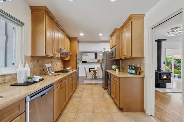 30113 Treeview St, Hayward CA: https://media.crmls.org/mediaz/b06bb8f2-2048-45aa-895b-82038f68f45c.jpg