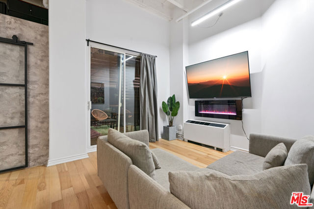312 W 5th Street, Los Angeles CA: https://media.crmls.org/mediaz/b06c1e98-9e15-49e6-9ea8-6e4b231ae289.jpg