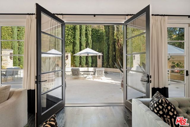 1600 Clear View Drive,  CA: https://media.crmls.org/mediaz/b06c229c-c651-4a07-bd52-a91408de8c70.jpg
