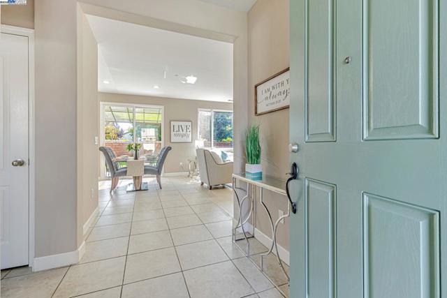 113 Silver Bell Way, Oakley CA: https://media.crmls.org/mediaz/b06c5e79-5ecf-4983-92f5-2f588bd54513.jpg