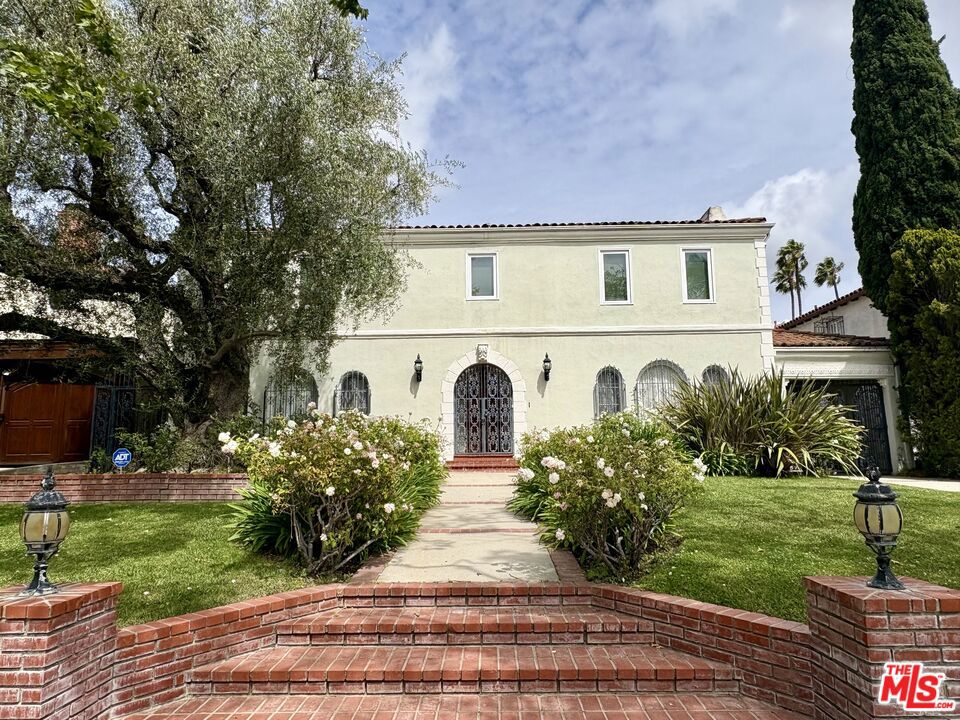 414 N Las Palmas Avenue