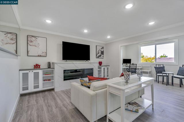 2900 Tice Creek Dr, Walnut Creek CA: https://media.crmls.org/mediaz/b06f0dc9-ec44-48af-ac41-bf8e7eb63cb4.jpg