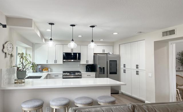 Detail Gallery Image 6 of 41 For 13425 via Almeria, Tustin,  CA 92782 - 3 Beds | 2/1 Baths