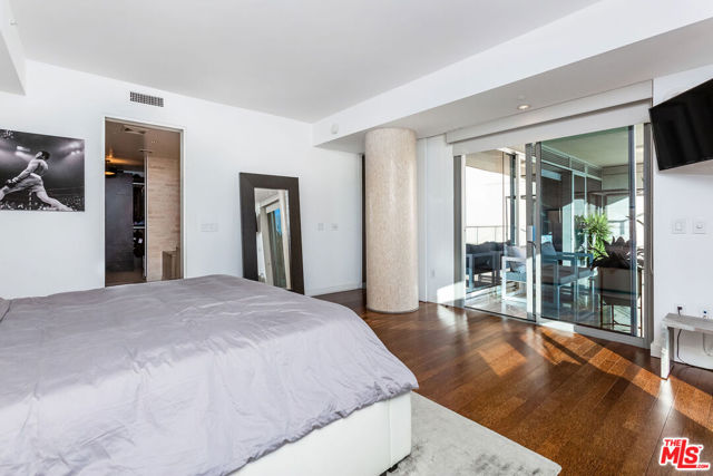 6250 Hollywood Boulevard, Los Angeles CA: https://media.crmls.org/mediaz/b0705c10-1adc-4569-b112-f51459cc2a91.jpg